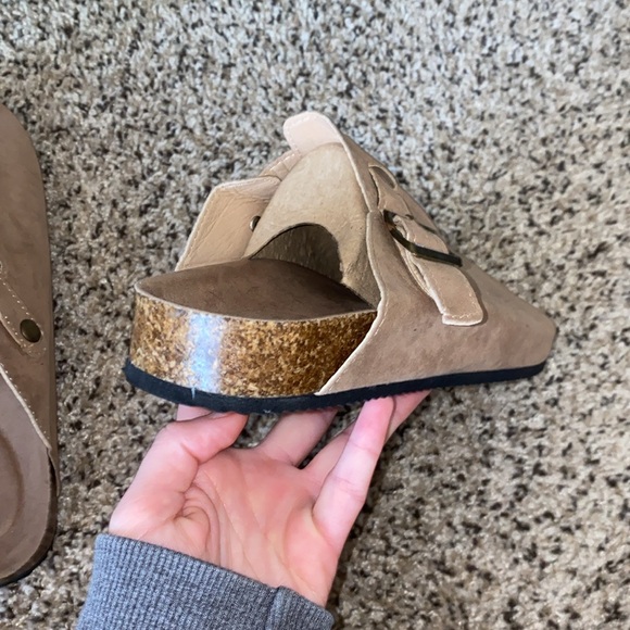 🦋Trendy slip-on tan sandal with adjustable buckle on top! - Picture 7 of 12